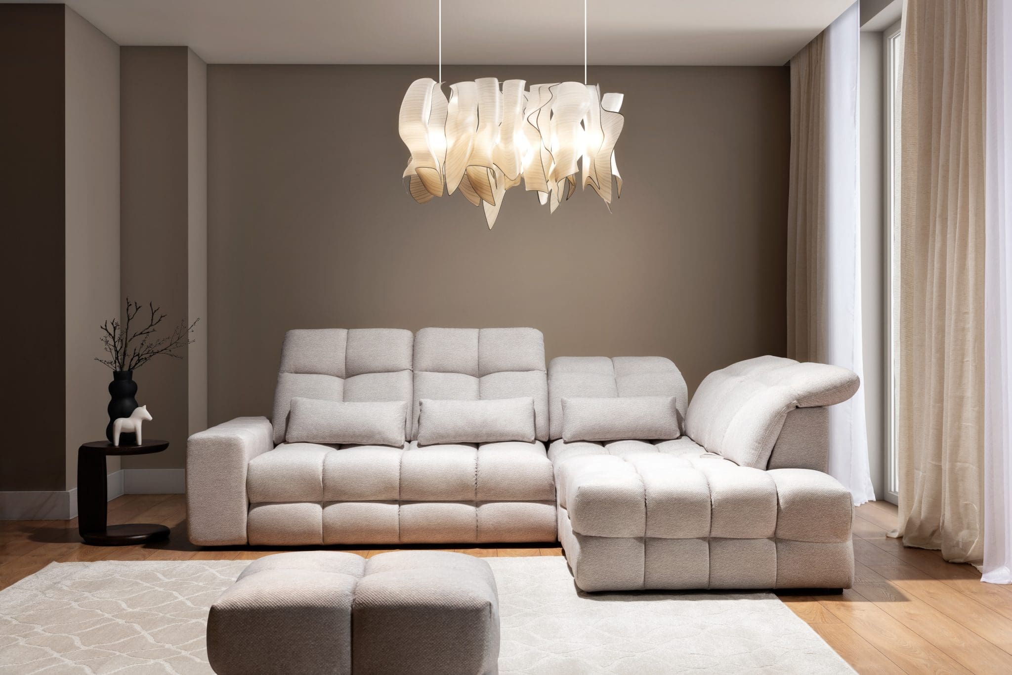 Hjørnesofa Magnelio L med elektrisk uttrekkbart sete og sovefunksjon